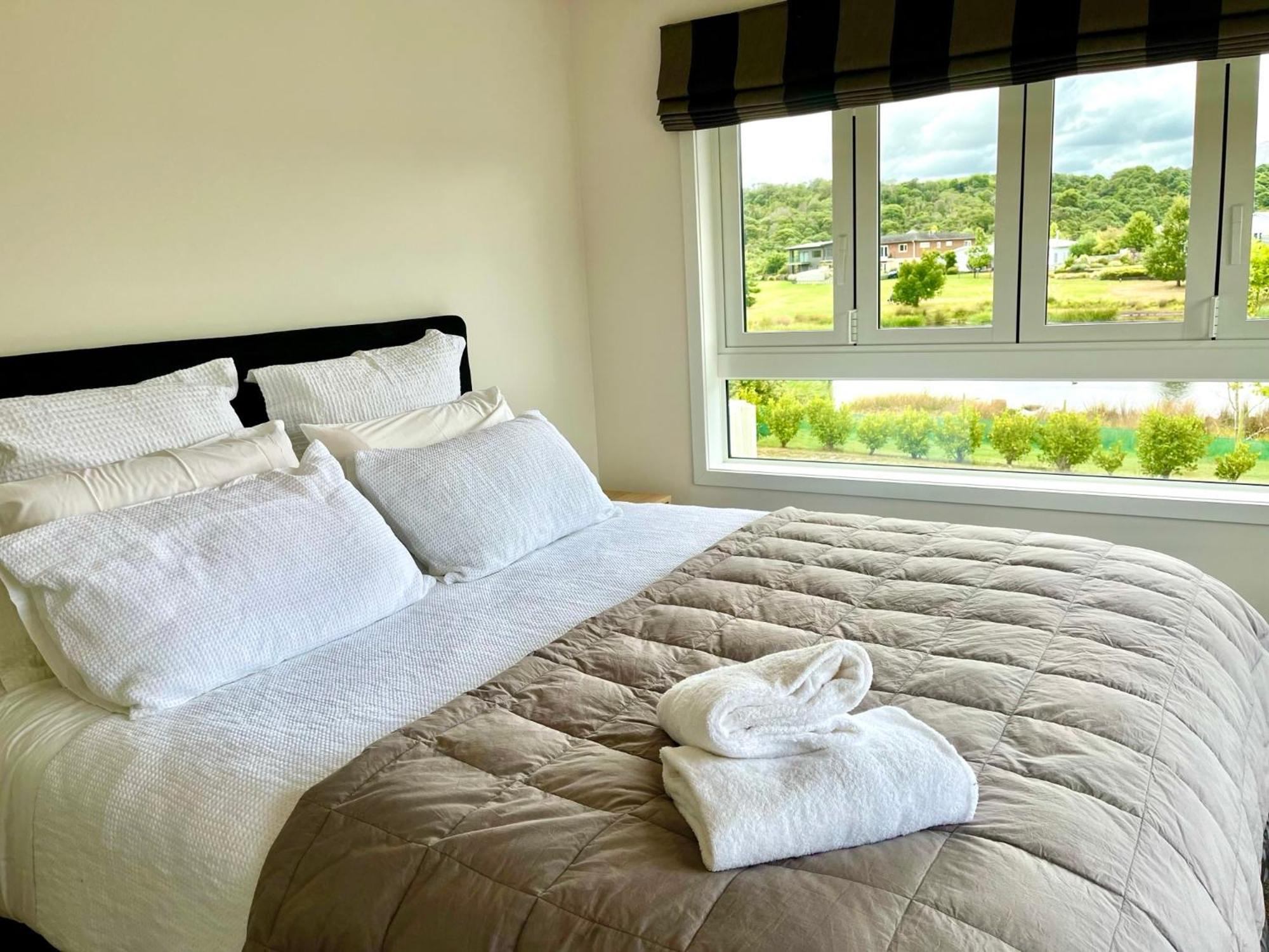 Large And Luxurious At The Lake Kinloch Bagian luar foto
